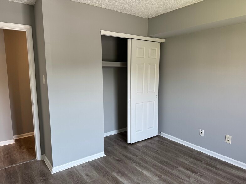 Building Photo - 1008 Barry Ct