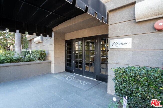 Building Photo - 585 N Rossmore Ave