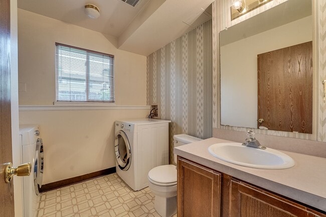 Building Photo - Cul-de-Sac Comfort | Updated Interior + Large Fenced Yard