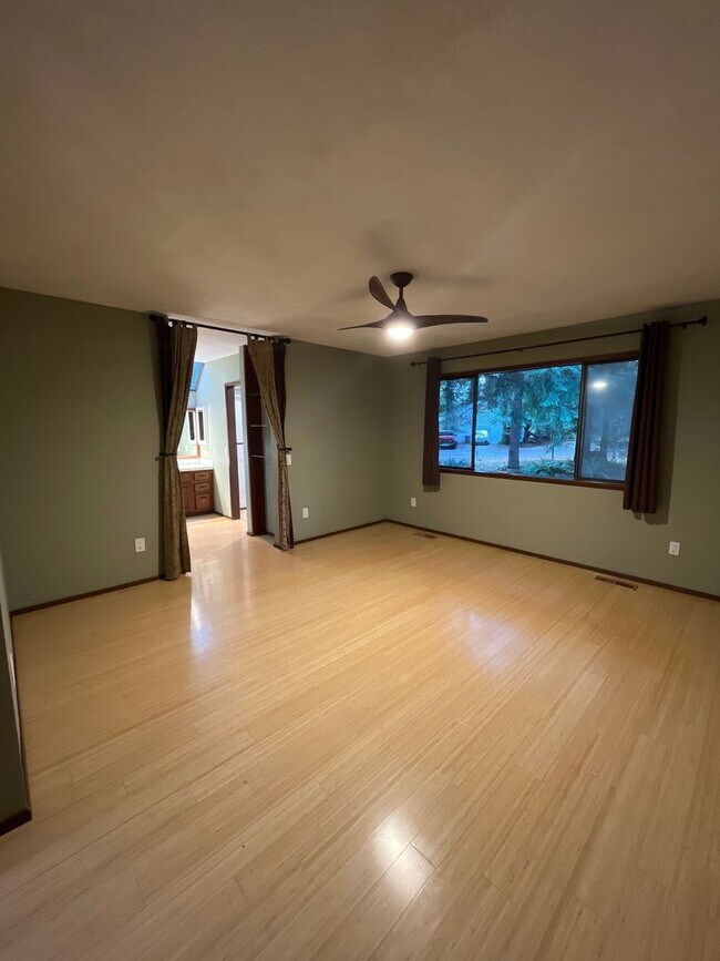 Building Photo - 3 Bedroom 2.5 Bath