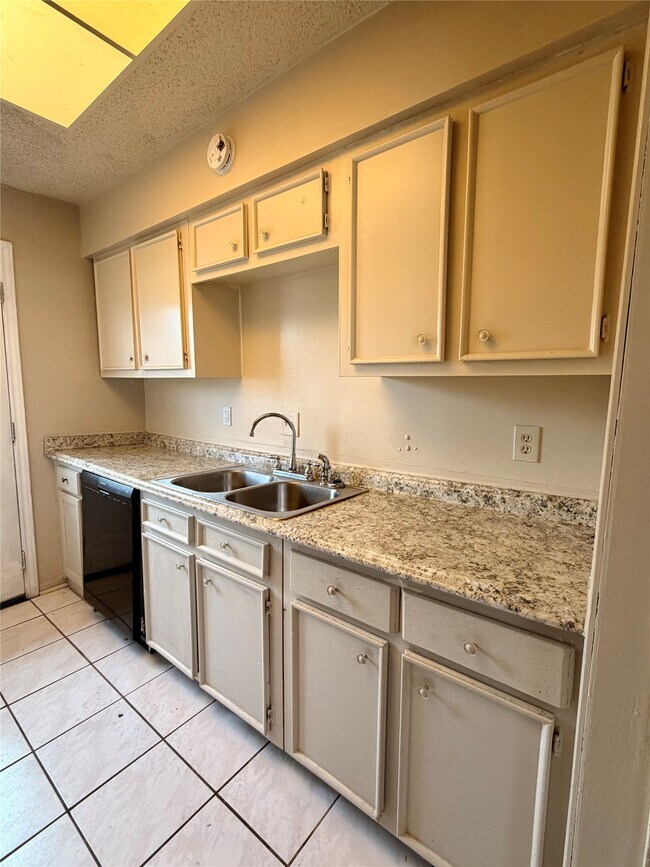 Building Photo - 7700 Creekbend Dr