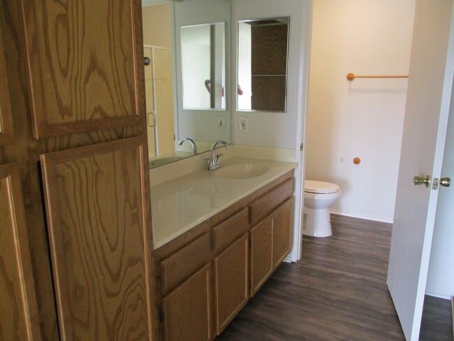 Building Photo - 2 bedroom, 2 bath 3rd floor condo