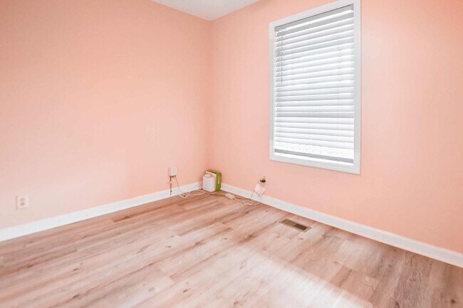 Building Photo - Pet Friendly Three Bedroom!