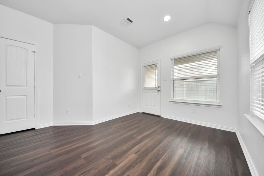 Building Photo - 10306 White Fir Villa Ave