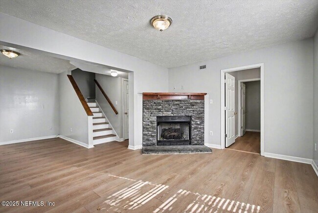 Building Photo - 1217 Clock St