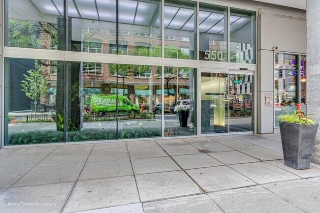 Building Photo - 550 N St Clair St
