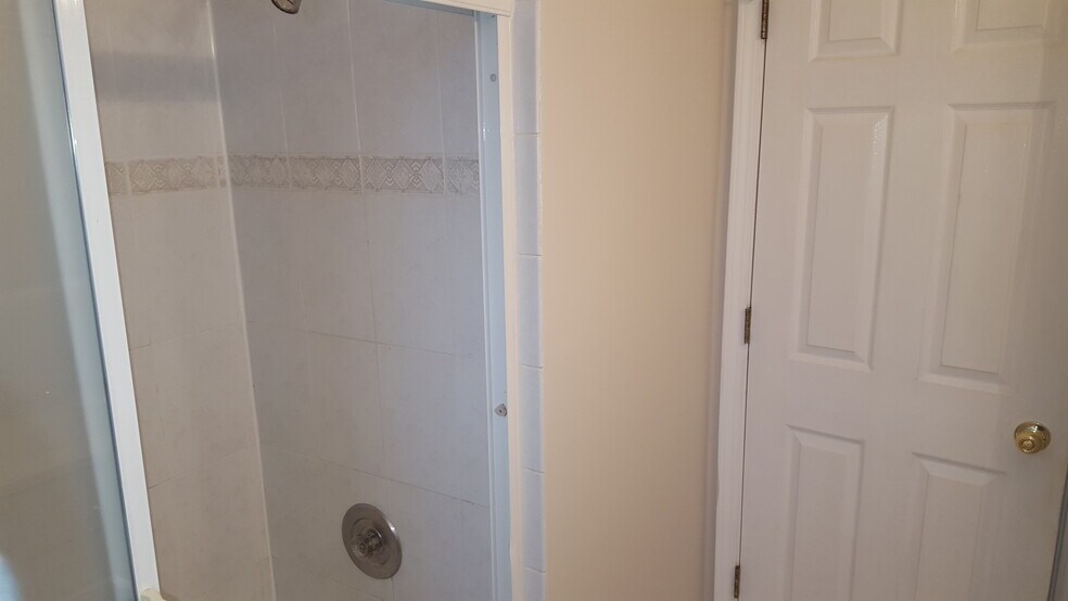 Building Photo - 2132 Rugen Rd