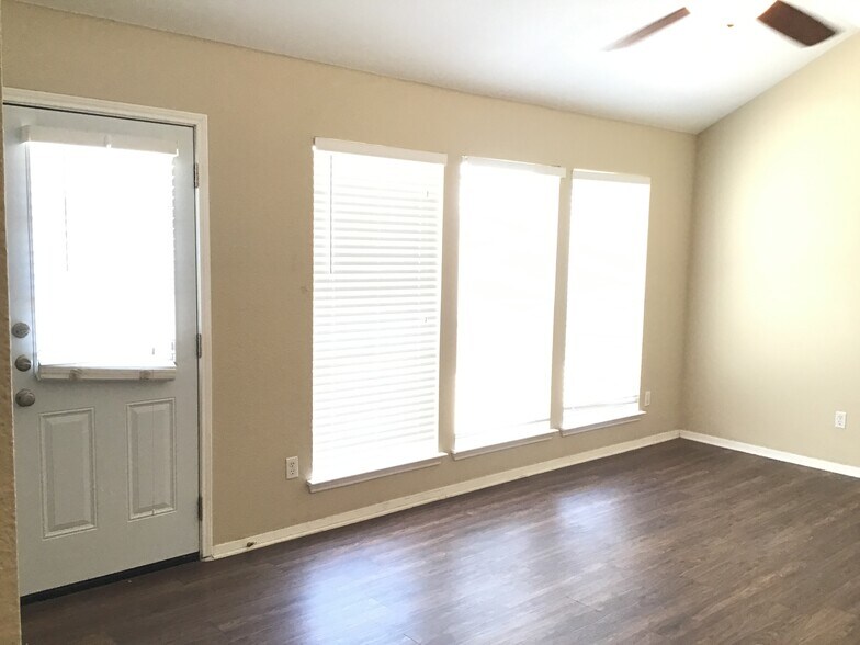 Building Photo - 1325 Misty Meadow Dr