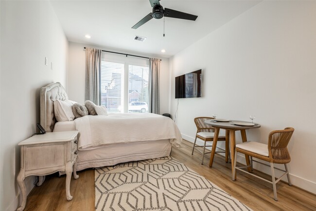 Building Photo - 412 N Nagle St