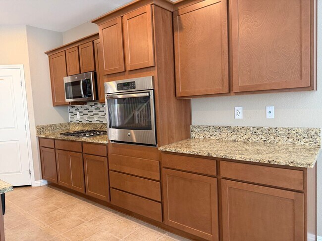 Building Photo - 4bedroom 3 bath 3 car garage