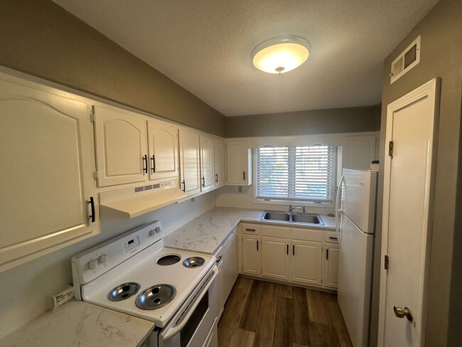 Building Photo - Amazing remolded Kitchen, 2 bedrooms and 2...