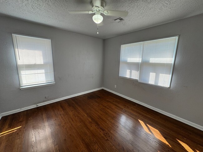 Building Photo - 3 bed, 2 full bath, garage is converted, n...