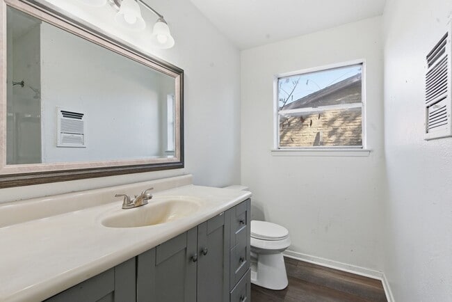 Building Photo - Amazing in Arlington