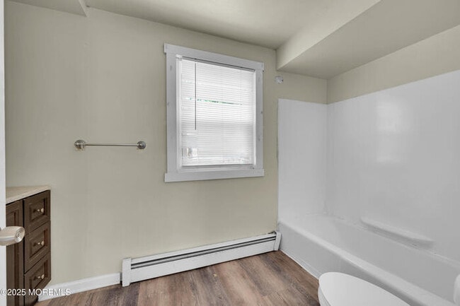 Building Photo - Short distance to beaches, shopping and pa...