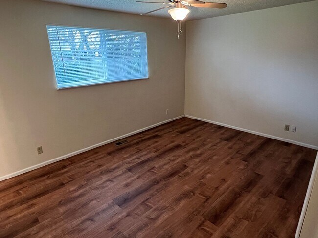 Building Photo - 3 Bedroom, 2 Bathroom in N. Coburg Rd Area