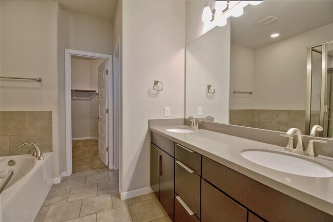 Building Photo - 504 Hummingbird Ln