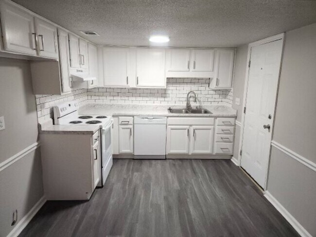 Building Photo - Recently Remodeled 4-Bedroom Home: Style and Convenience Awaits!