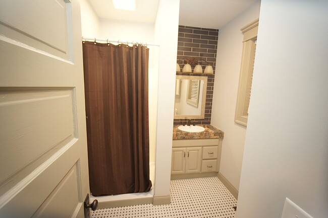 2nd floor bathroom - 1295 Kutchins Pl