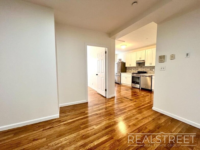 Building Photo - Spacious 2 Bedroom in Williamsburg!