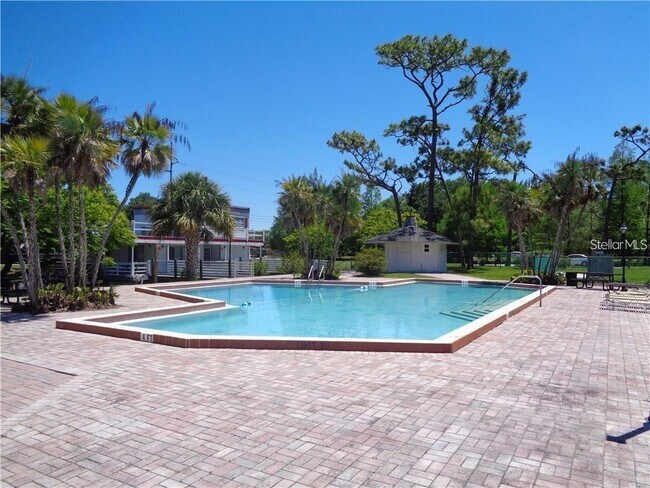 Building Photo - 5999 Village Cir N