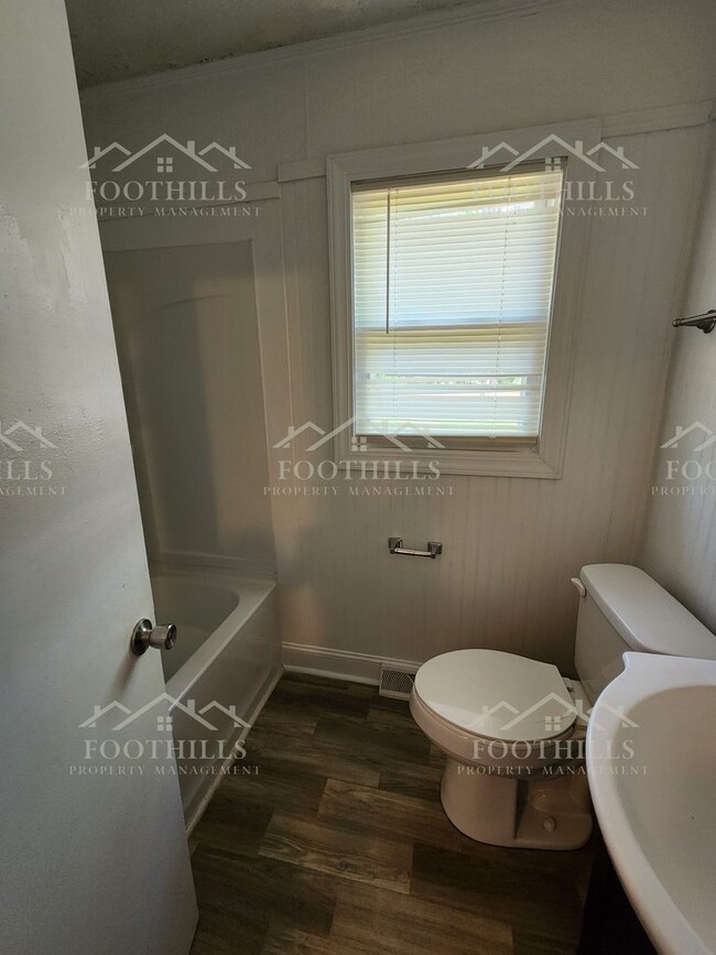 Building Photo - Charming 3-Bed Brick Rental Near Schools &...
