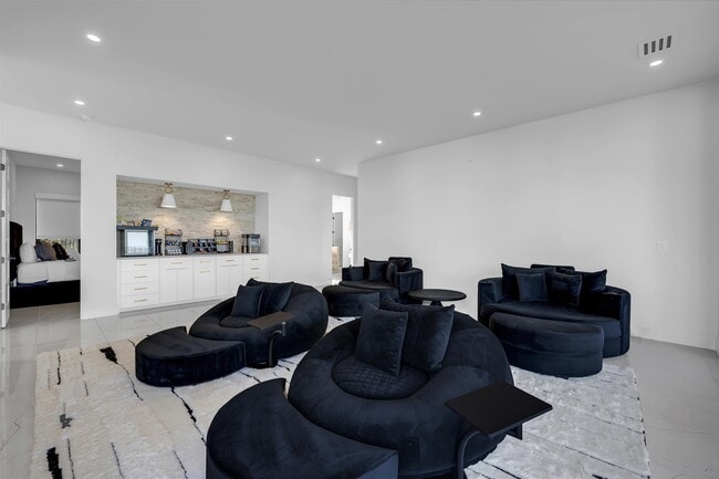 Building Photo - 207 Kites Ct