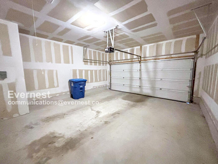 Building Photo - 1701 Logan Dr