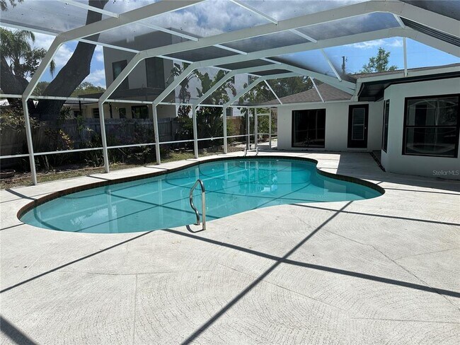 Building Photo - 701 Bluff View Dr