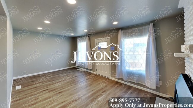 Building Photo - Explore this attractive property in Yakima with 3 bedrooms and 1 bathroom