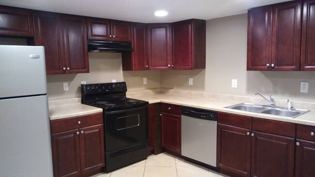 Building Photo - Spacious 3 Bedroom Townhome