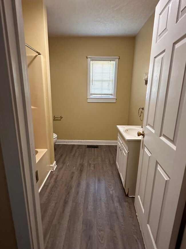 Building Photo - 610 Martin St