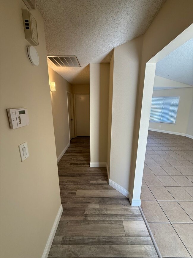 Building Photo - Spacious 2-Bedroom, 1-Bathroom Home in Sou...