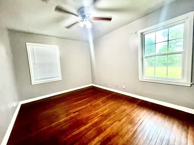 Building Photo - 1925 14th Ave N