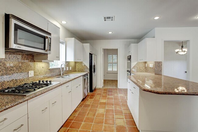 Building Photo - 6139 Chevy Chase Dr