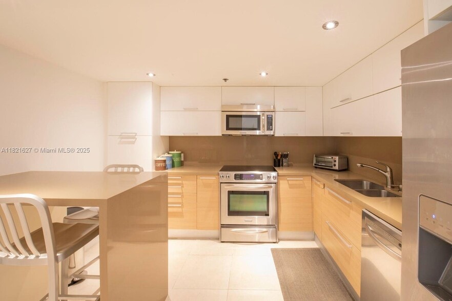 Building Photo - 1627 Brickell Ave