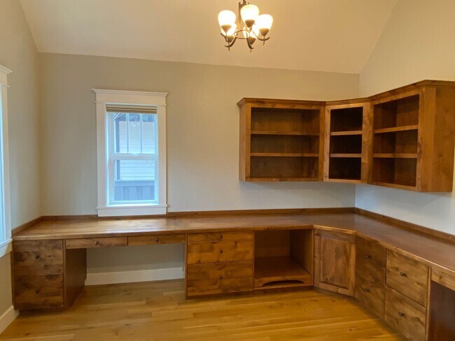 Building Photo - Northwest Crossing Gem! Bonus Office and F...