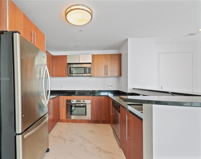 Building Photo - 300 S BISCAYNE Blvd
