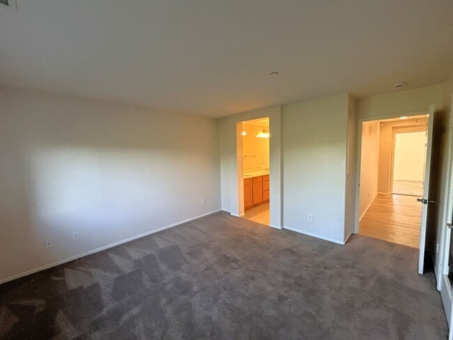 Building Photo - 2 Bedrooms/ 3 Bathrooms