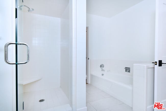 Building Photo - 4678 White Oak Ave