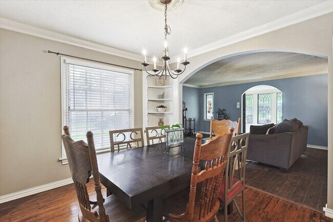 Building Photo - Amazing Historic 1940's Home in Original C...