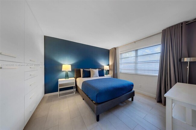 Building Photo - 707 NE 22nd Dr