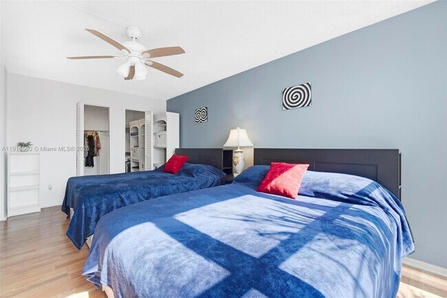 Building Photo - 1000 Parkview Dr