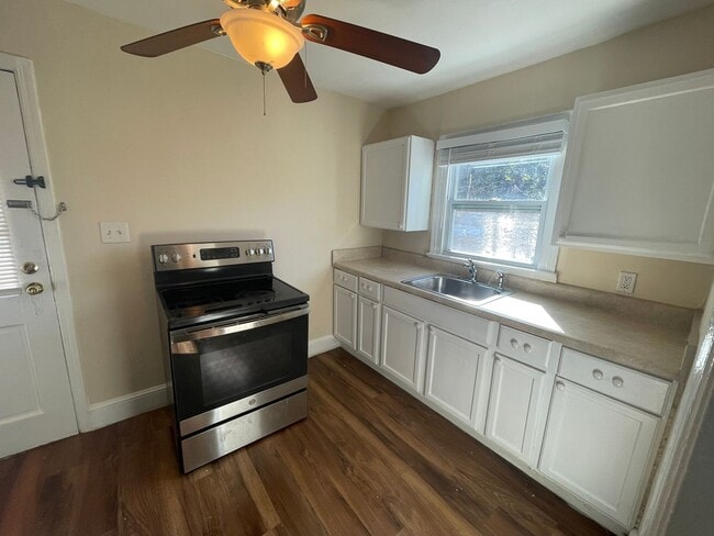 Building Photo - Cozy 2 Bedroom Home in Oakhurst!