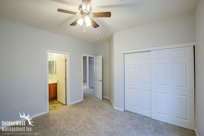 Building Photo - Stylish 5Bdm 4.5Ba Home in Las Vegas.