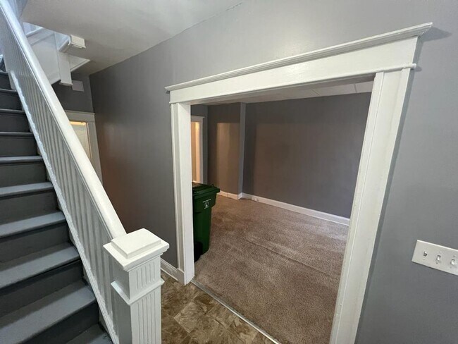 Building Photo - Big 2 bedroom home, fully rehabbed with la...