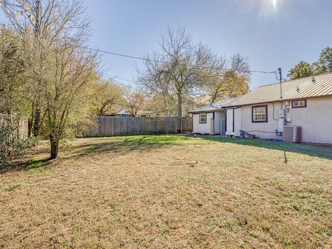 Building Photo - 14806 Longbranch Dr