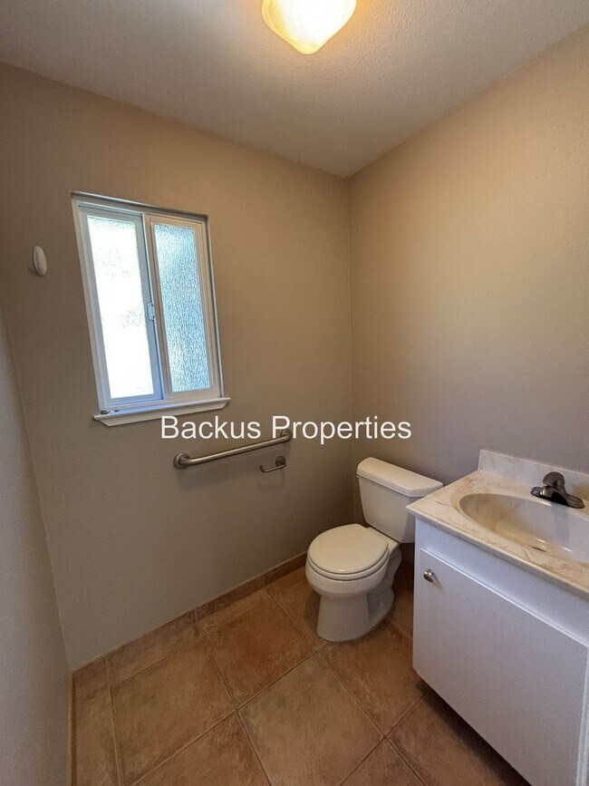 Building Photo - Wonderful three bedroom home on an acre lot in Royal Oaks