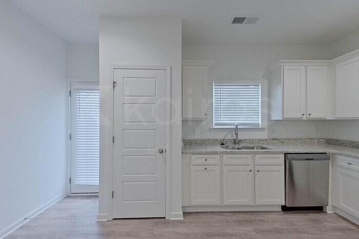 Building Photo - 130 English Oak Ln