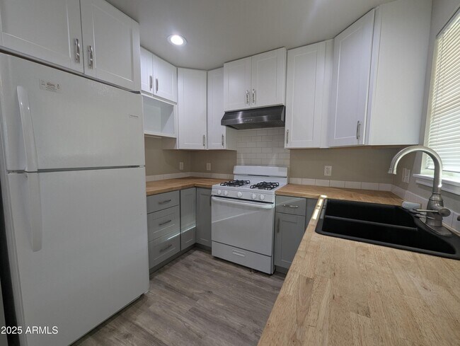Building Photo - 1280 N Mesquite Ln
