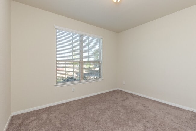 Building Photo - 10 Log House Ct